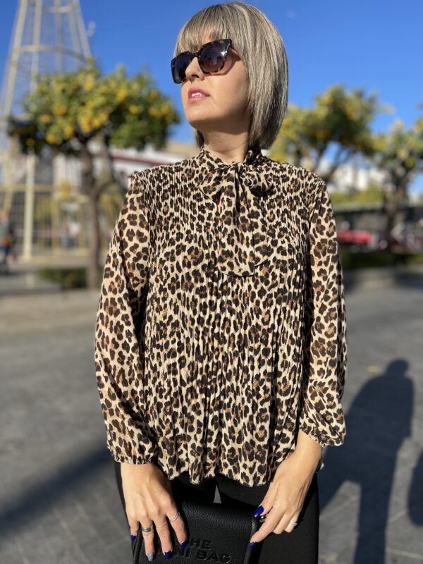 Blusa lazo-plisada animal print.