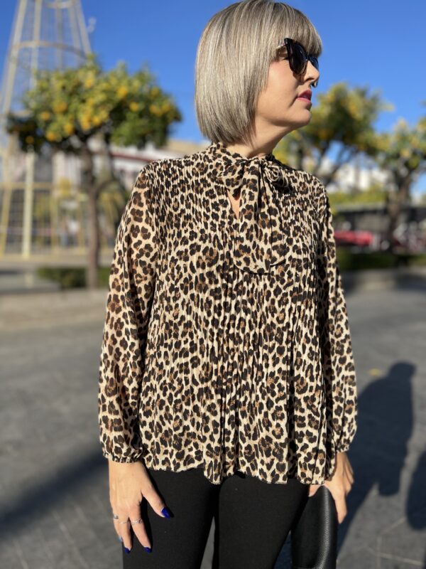 Blusa lazo-plisada animal print. - Imagen 4