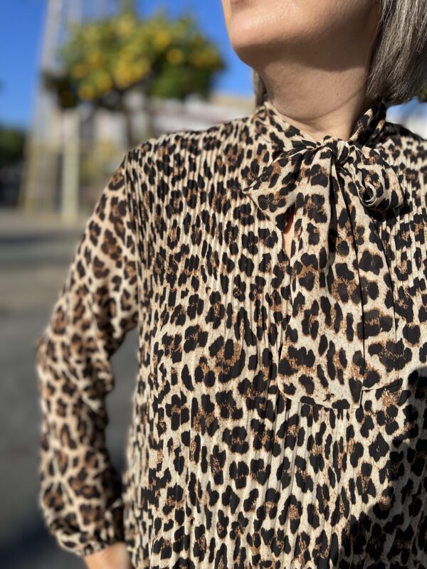 Blusa lazo-plisada animal print. - Imagen 2